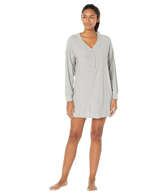 https://images.styletyx.com/images/featherweight-oversized-henley-sleep-tee-beyond-yoga-2893532_4.webp