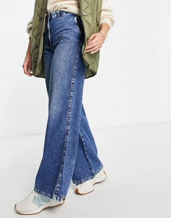https://images.styletyx.com/images/femme-cotton-wide-leg-jeans-with-pleat-front-in-washed-blue-mblue-selected-1770722_4.webp