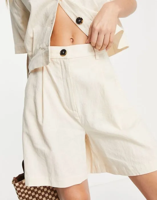 https://images.styletyx.com/images/femme-linen-mix-city-short-in-ecru-part-of-a-set-selected-1863523_1.webp