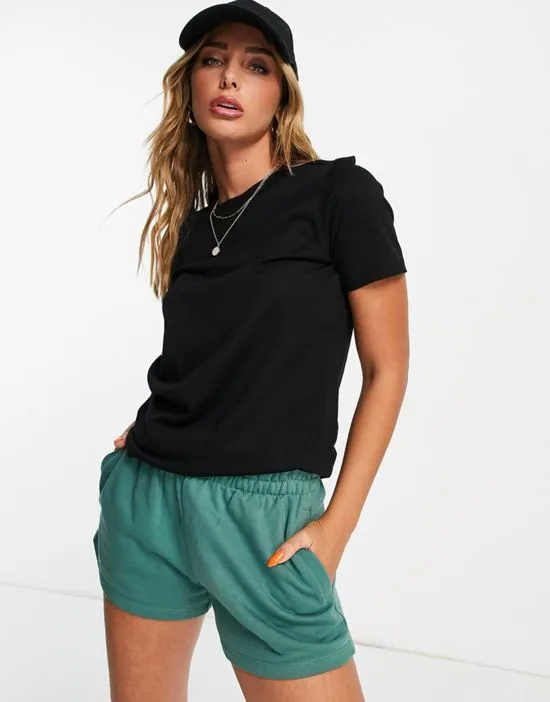 https://images.styletyx.com/images/femme-my-perfect-tee-in-black-selected-12911172_1.webp