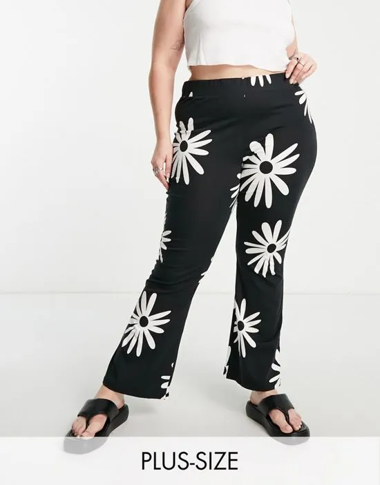 https://images.styletyx.com/images/flared-pants-in-black-daisy-print-noisy-may-curve-2617397_1.webp