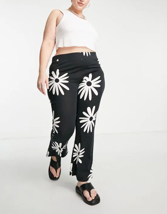 https://images.styletyx.com/images/flared-pants-in-black-daisy-print-noisy-may-curve-2617397_2.webp