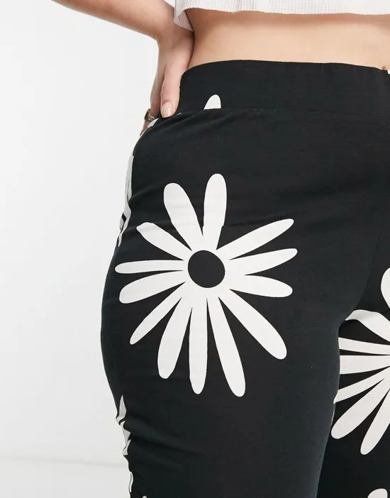 https://images.styletyx.com/images/flared-pants-in-black-daisy-print-noisy-may-curve-2617397_3.webp
