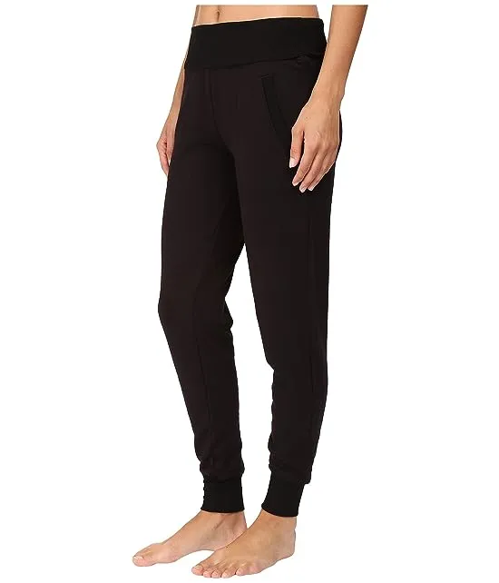 https://images.styletyx.com/images/fleece-fold-over-sweatpants-beyond-yoga-1916633_2.webp