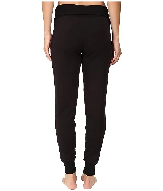 https://images.styletyx.com/images/fleece-fold-over-sweatpants-beyond-yoga-1916633_3.webp