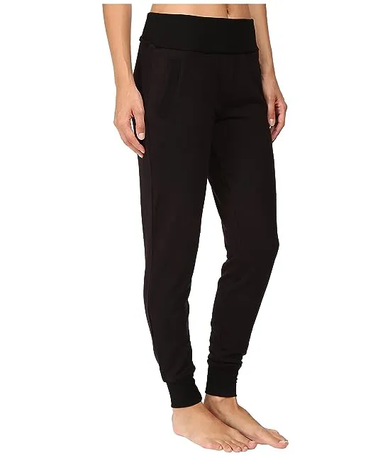 https://images.styletyx.com/images/fleece-fold-over-sweatpants-beyond-yoga-1916633_4.webp