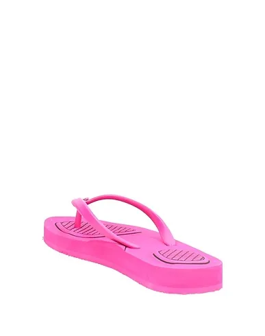 https://images.styletyx.com/images/fuchsia-flip-flops-off-white-1707598_3.webp
