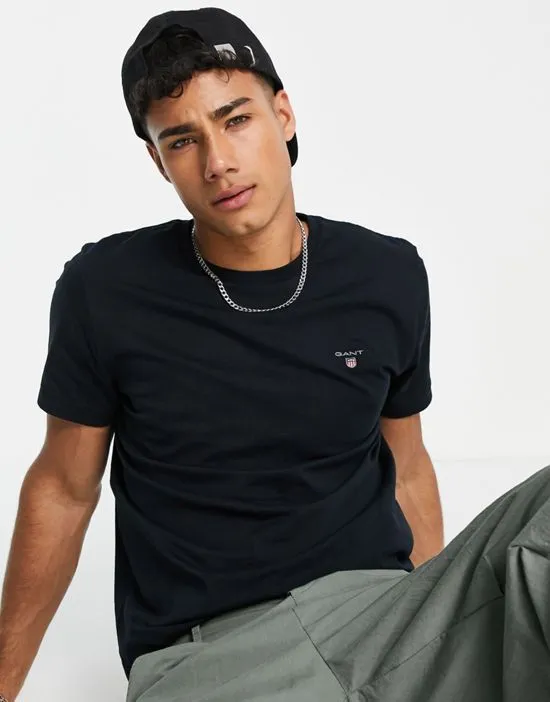 https://images.styletyx.com/images/gant-original-logo-t-shirt-in-black-gant-1822889_2.webp