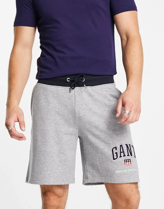 https://images.styletyx.com/images/gant-retro-shield-logo-contrast-waistband-sweat-shorts-in-gray-heather-gant-2642612_1.webp