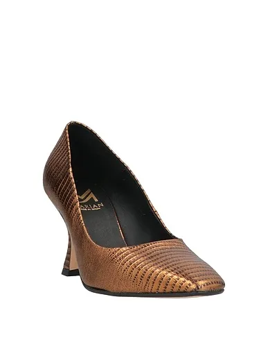 https://images.styletyx.com/images/gold-leather-pump-marian-1397020_2.webp