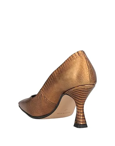 https://images.styletyx.com/images/gold-leather-pump-marian-1397020_3.webp
