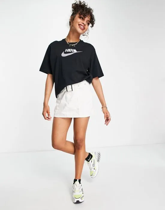 https://images.styletyx.com/images/graphic-boxy-t-shirt-in-black-nike-3077734_4.webp