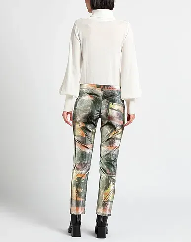https://images.styletyx.com/images/green-crepe-casual-pants-area-3197395_3.webp