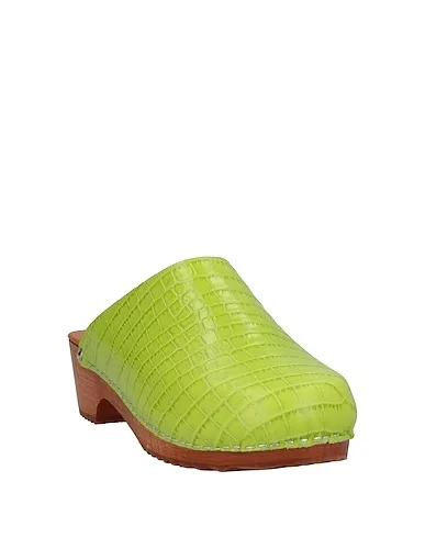 https://images.styletyx.com/images/green-mules-and-clogs-figure-decorative-3201371_2.webp