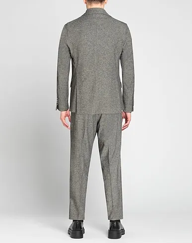https://images.styletyx.com/images/grey-flannel-suits-bottega-martinese-1315165883_2.webp