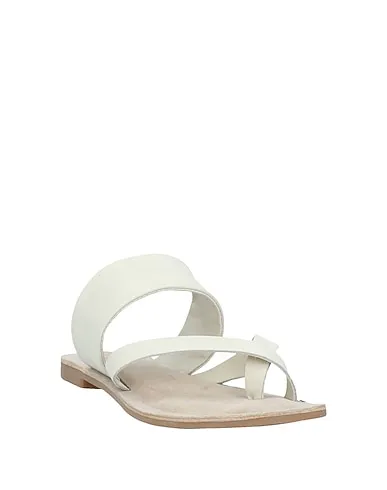 https://images.styletyx.com/images/grey-flip-flops-inuovo-686015_2.webp