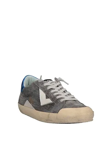 https://images.styletyx.com/images/grey-leather-sneakers-4b12-13226165_2.webp