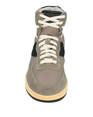 https://images.styletyx.com/images/grey-leather-sneakers-rhude-1225695209_4.webp