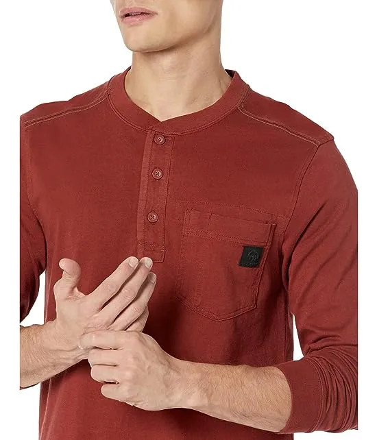 https://images.styletyx.com/images/guardian-cotton-henley-wolverine-2692351_3.webp