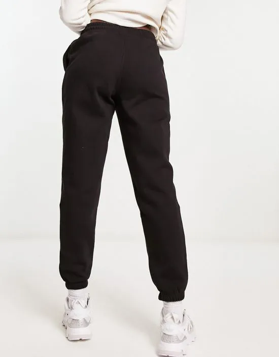 https://images.styletyx.com/images/half-dome-fleece-sweatpants-in-black-the-north-face-13197439_2.webp