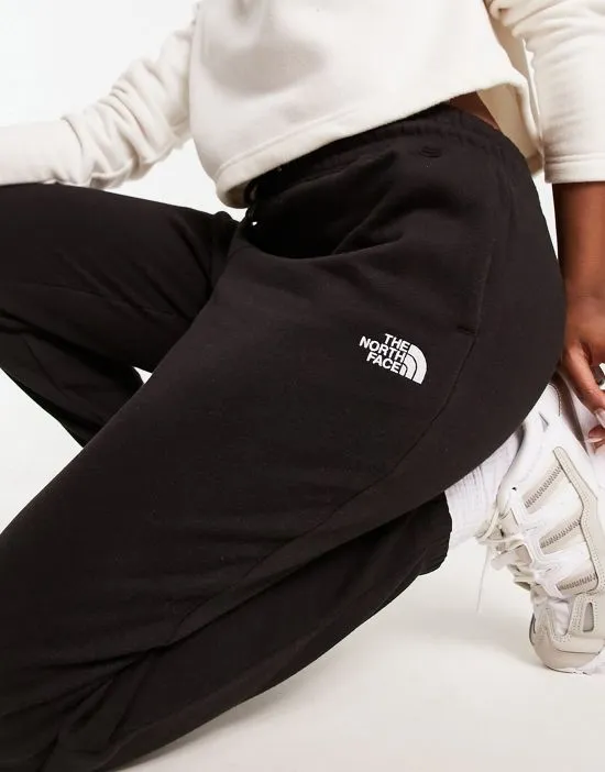 https://images.styletyx.com/images/half-dome-fleece-sweatpants-in-black-the-north-face-13197439_3.webp