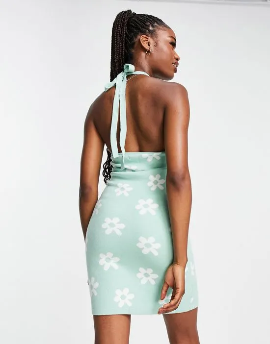 https://images.styletyx.com/images/halter-dress-in-green-floral-hollister-2783006_2.webp