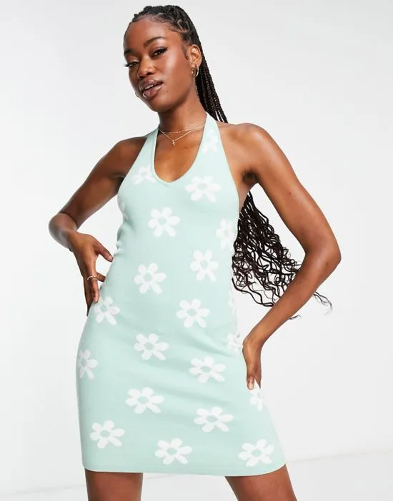 https://images.styletyx.com/images/halter-dress-in-green-floral-hollister-2783006_4.webp