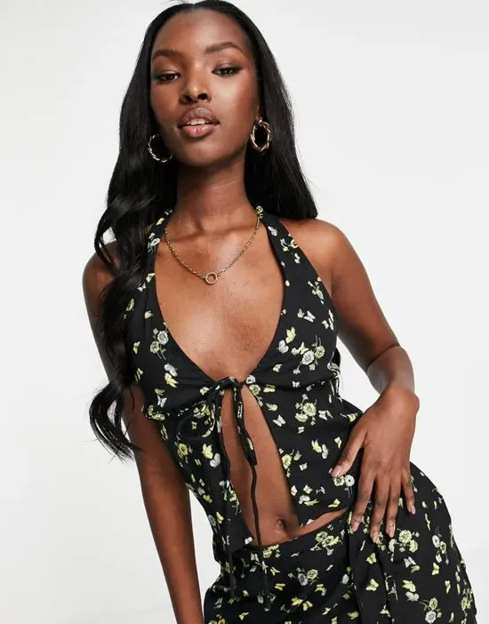 https://images.styletyx.com/images/halter-neck-90s-crop-top-in-lemon-black-floral-motel-1884215_1.webp