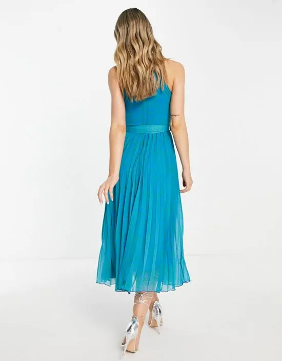 https://images.styletyx.com/images/high-neck-pleated-midaxi-dress-in-blue-leopard-print-style-cheat-2341945_2.webp