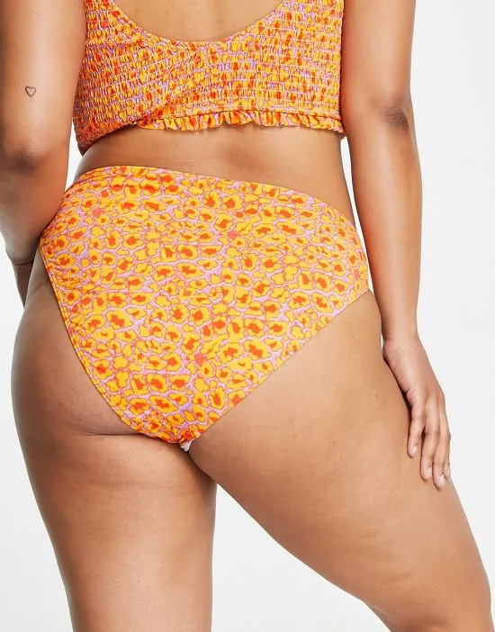 https://images.styletyx.com/images/high-waist-bikini-bottoms-in-orange-lilac-print-vero-moda-curve-3228718_2.webp