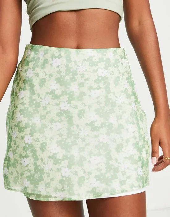 https://images.styletyx.com/images/high-waist-mini-slip-skirt-in-apple-ditsy-floral-glamorous-2034055_4.webp