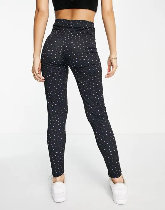 https://images.styletyx.com/images/high-waisted-leggings-in-black-with-purple-hearts-pieces-1946741_2.webp