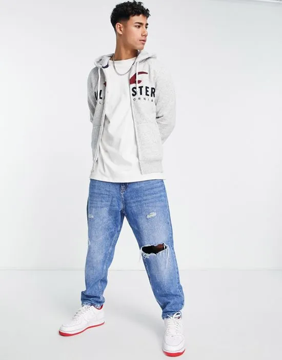 https://images.styletyx.com/images/hoodie-in-gray-with-chest-logo-hollister-13585155_4.webp