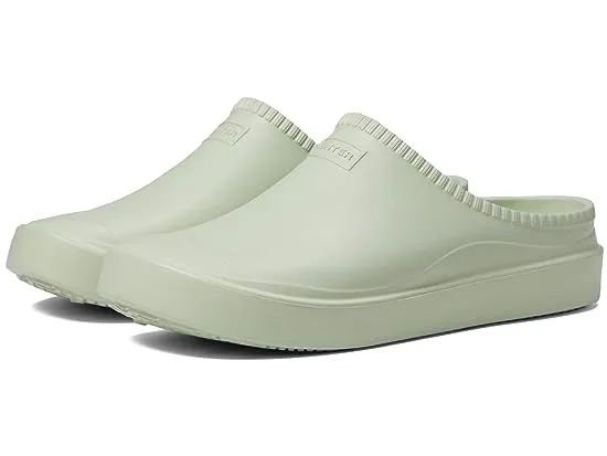 https://images.styletyx.com/images/in-out-bloom-algae-foam-clog-hunter-873497012_1.webp