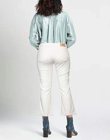 https://images.styletyx.com/images/ivory-denim-denim-pants-people-13151352_3.webp