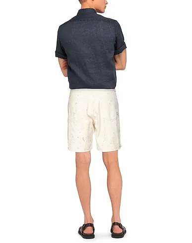 https://images.styletyx.com/images/ivory-gabardine-shorts-bermuda-amish-904333_3.webp