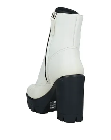 https://images.styletyx.com/images/ivory-leather-ankle-boot-giuseppe-zanotti-1576097_3.webp