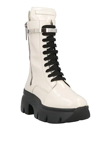 https://images.styletyx.com/images/ivory-leather-ankle-boot-giuseppe-zanotti-2199577_2.webp