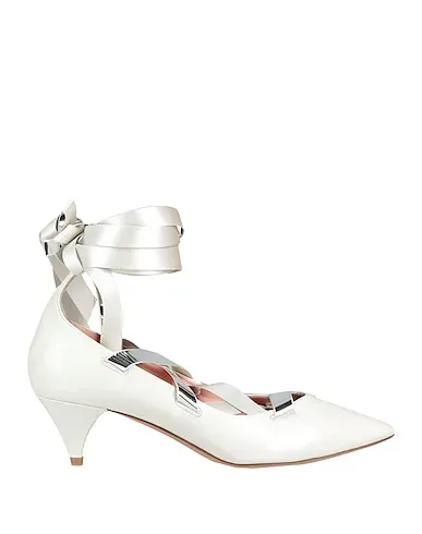 https://images.styletyx.com/images/ivory-leather-pump-etro-1355525_1.webp