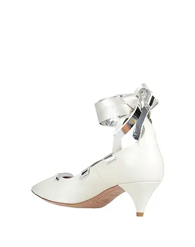 https://images.styletyx.com/images/ivory-leather-pump-etro-1355525_3.webp
