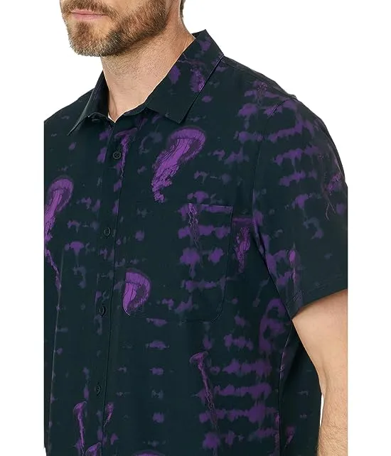 https://images.styletyx.com/images/jellyfish-short-sleeve-woven-oakley-541831013_3.webp