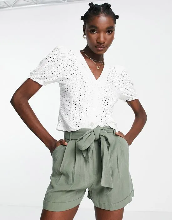https://images.styletyx.com/images/jersey-eyelet-shirt-in-white-white-vila-2477754_4.webp