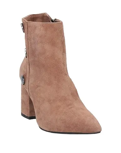 https://images.styletyx.com/images/khaki-leather-ankle-boot-prezioso-1224172289_2.webp