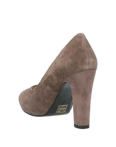 https://images.styletyx.com/images/khaki-leather-pump-luciano-barachini-1004913895_3.webp