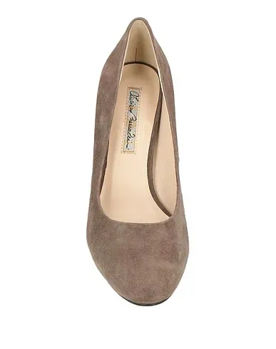 https://images.styletyx.com/images/khaki-leather-pump-luciano-barachini-1004913895_4.webp
