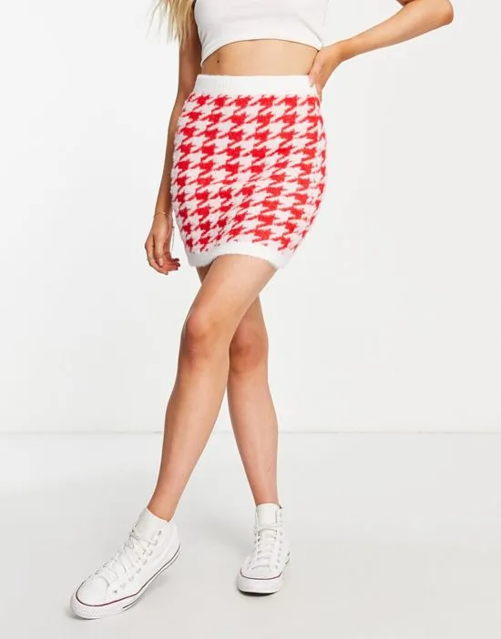 https://images.styletyx.com/images/knit-houndstooth-mini-skirt-in-red-part-of-a-set-missguided-2034680_3.webp