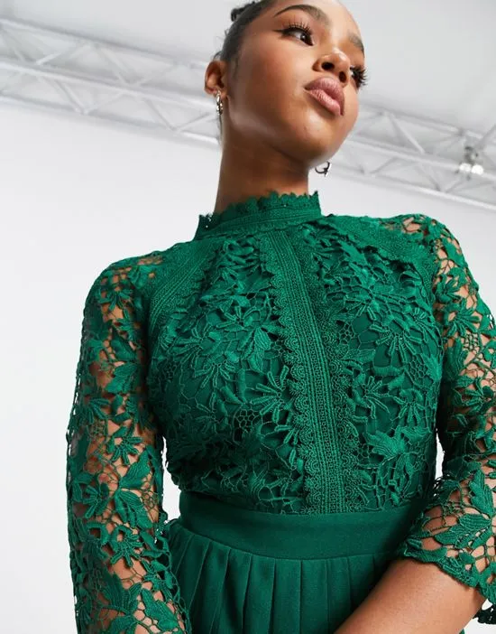https://images.styletyx.com/images/lace-detail-midaxi-dress-in-emerald-green-little-mistress-3120780_4.webp