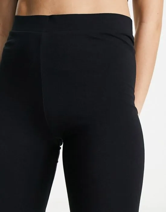 https://images.styletyx.com/images/legging-shorts-in-black-monki-1109794790_2.webp