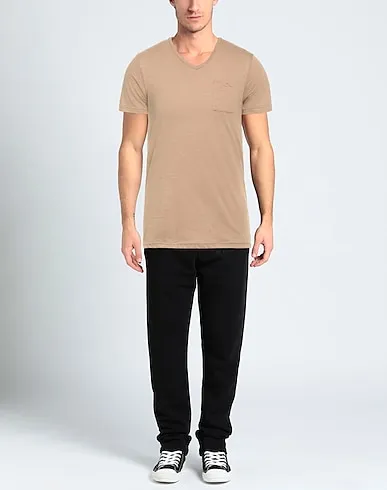 https://images.styletyx.com/images/light-brown-jersey-t-shirt-smiling-london-13198340_2.webp