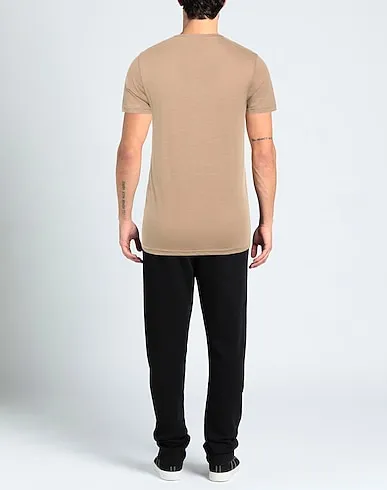 https://images.styletyx.com/images/light-brown-jersey-t-shirt-smiling-london-13198340_3.webp